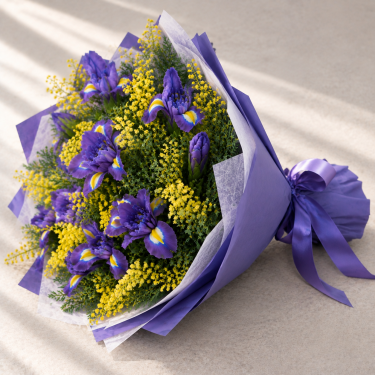 Букет из ирисов и мимозы
