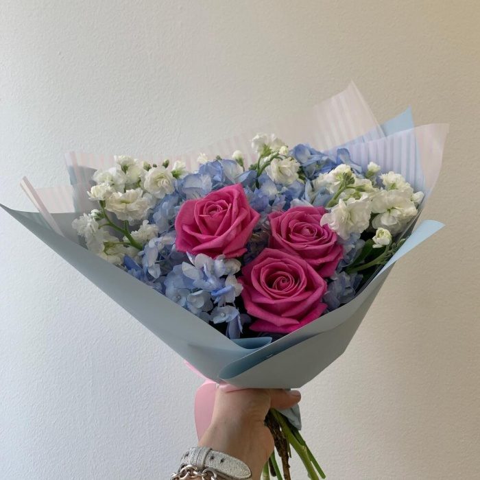 Букет с голубой гортензией и другими цветами, фото 3